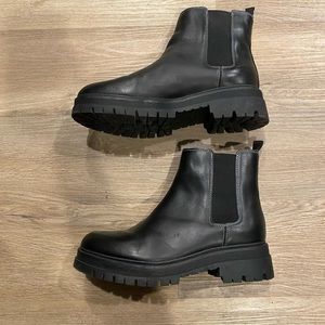 Marc Fisher Chunky Chelsea Boots color black | women’s size 9.5